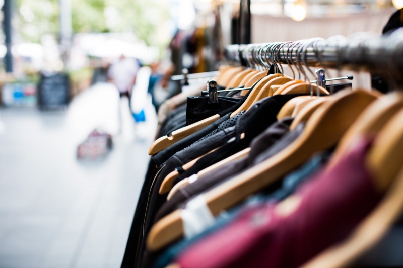 magasin-LA COLLE SUR LOUP-min_blur_close_up_focus_hanger_jacket_market_people_rack-1176303