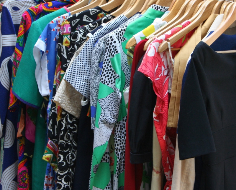 magasin-LA COLLE SUR LOUP-min_dresses_apparel_clothing_clothes_clothes_hangers_wooden_hangers_retail_shop_closet-1149845