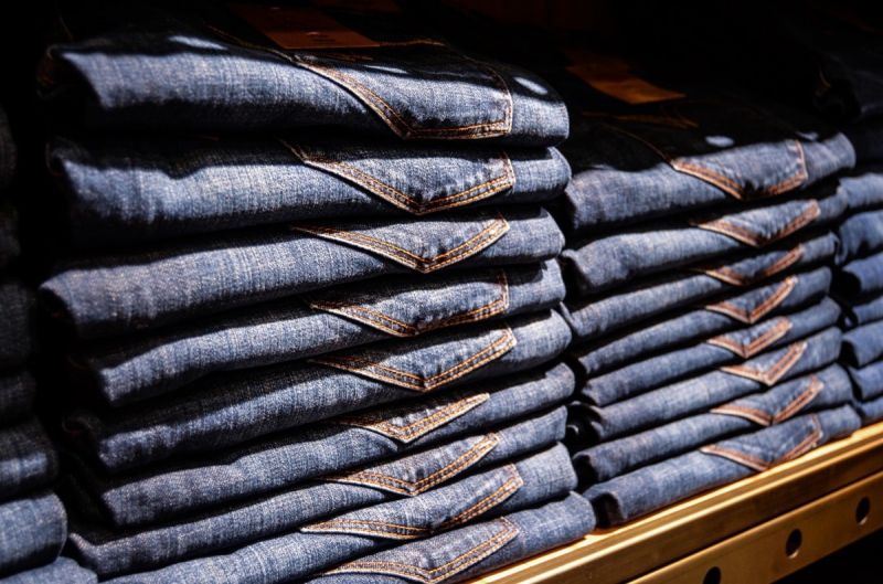 magasin-LA COLLE SUR LOUP-min_jeans_pants_blue_shop_shopping_shelf_exhibition_buy-940702