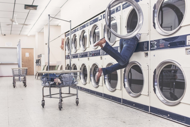 magasin-LA COLLE SUR LOUP-min_laundry_washing_machines_housewife_household_laundry_shop_woman_funny_accident-946996